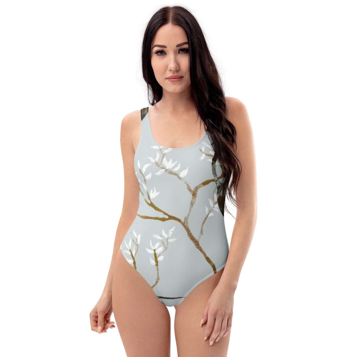 Costume da bagno intero donna con design floreale su sfondo blu, moda mare estate 2025.