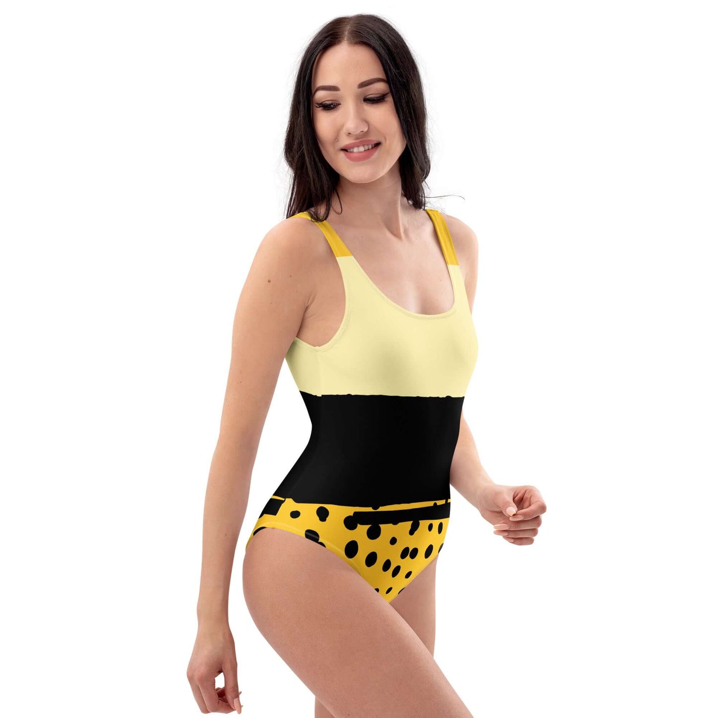 Donna in costume da bagno intero giallo e nero con pois, ideale per la moda mare estate 2025.